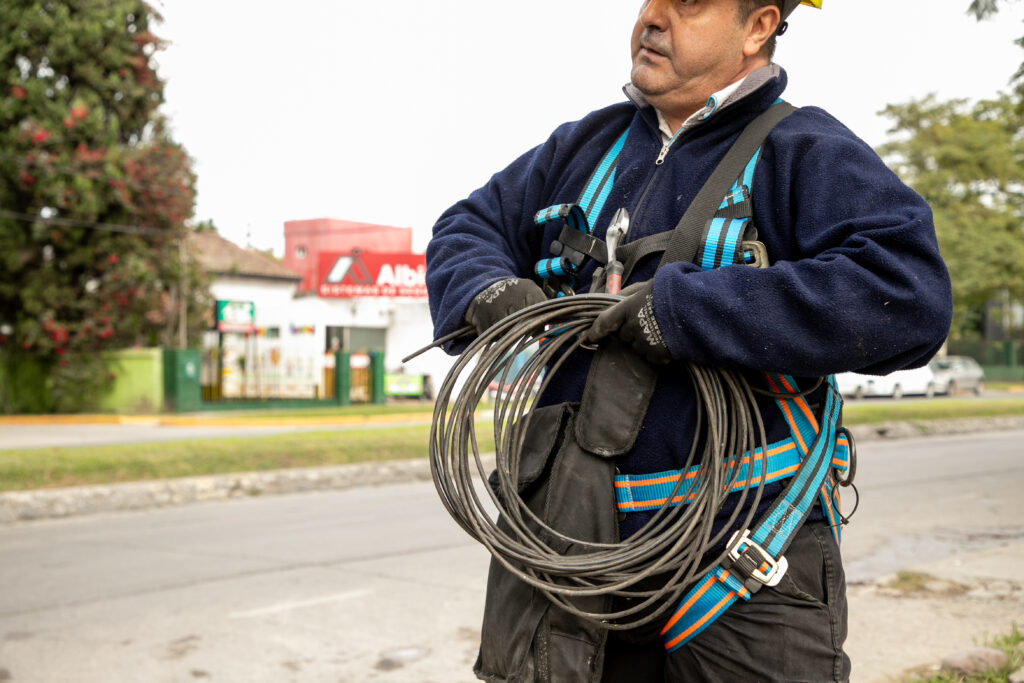 Contaminación visual: Desinstalan cables en desuso en varios puntos de la ciudad de Yerba Buena